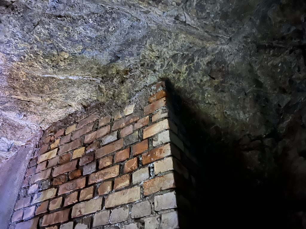 Gemauert trifft Fels